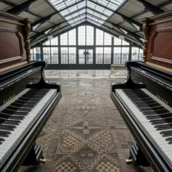 Pourquoi de plus en plus de pianos apparaissent dans les gares ?
