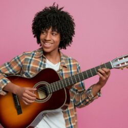 Pourquoi les jeunes abandonnent la guitare ? Une tendance qui inquiète les profs