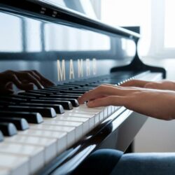 Tu veux impressionner sans savoir jouer ? Ces 5 morceaux sont magiques au piano
