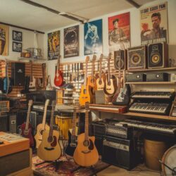 Ce magasin de Saint-Malo liquide tout : des instruments à -70% avant fermeture !