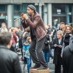 Ce musicien de rue a retourné la foule… avec un simple kazoo !