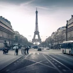 Des marches militaires aux DJ sets cachés : la transformation sonore des Champs-Élysées