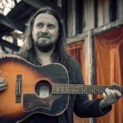 Il a retrouvé sa guitare après 40 ans de silence : une histoire bouleversante