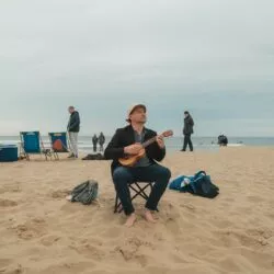 J’ai emmené un ukulélé en vacances : voilà ce qui s’est passé sur la plage…