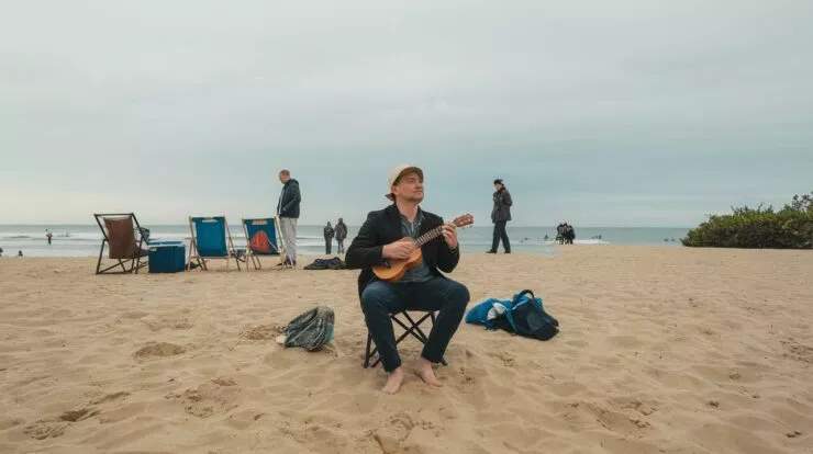 J’ai emmené un ukulélé en vacances : voilà ce qui s’est passé sur la plage…
