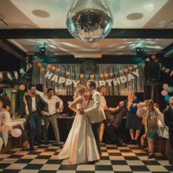 Mariages, boîtes, anniversaires : pourquoi ce tube ne meurt jamais