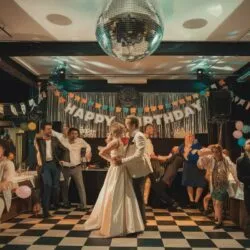 Mariages, boîtes, anniversaires : pourquoi ce tube ne meurt jamais