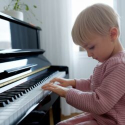 Tu n’as pas de piano chez toi ? Voici comment apprendre quand même