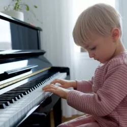 Tu n’as pas de piano chez toi ? Voici comment apprendre quand même