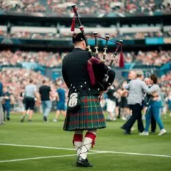 Ce joueur de cornemuse a retourné tout un stade… et ce n’était pas en Écosse !