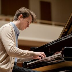 "Fous ta cagoule" au piano classique : ce musicien ose l’impossible, et ça marche !