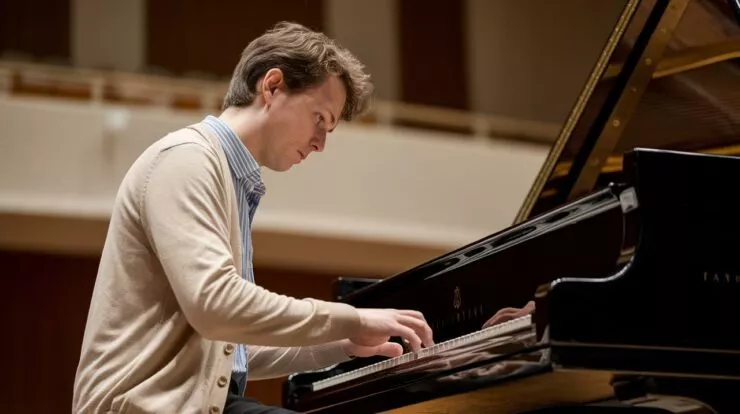"Fous ta cagoule" au piano classique : ce musicien ose l’impossible, et ça marche !