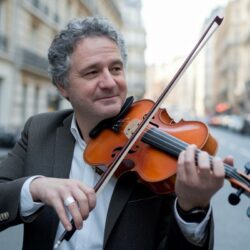 Il joue du violon dans la rue… et ce qui se passe ensuite est incroyable