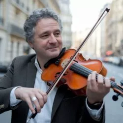 Il joue du violon dans la rue… et ce qui se passe ensuite est incroyable