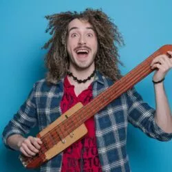 Il transforme ses cours de musique en show TikTok : le collège change de tempo