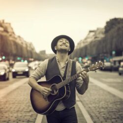“Sous les pavés, la musique” : ce que vous ignorez sur les sons des Champs-Élysées