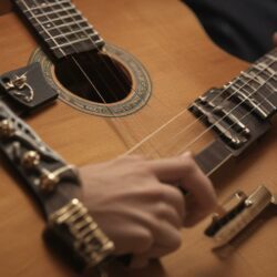 Pourquoi les débutants grippent trop fort sur leur guitare ?